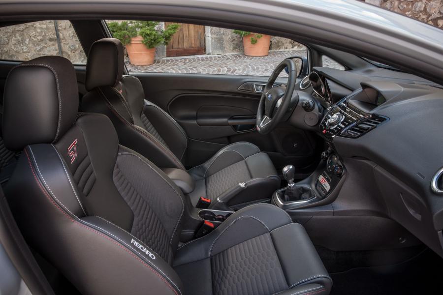 Интерьер Ford Fiesta ST200 2016 года  (фото 35 из 36)